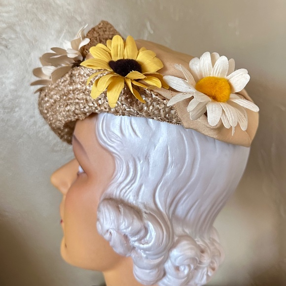 UNIQUE 1930s' BEIGE STRAW & GROSGRAIN ASYMMETRICAL HAT + FABRIC "DAISIES" - Picture 6 of 12